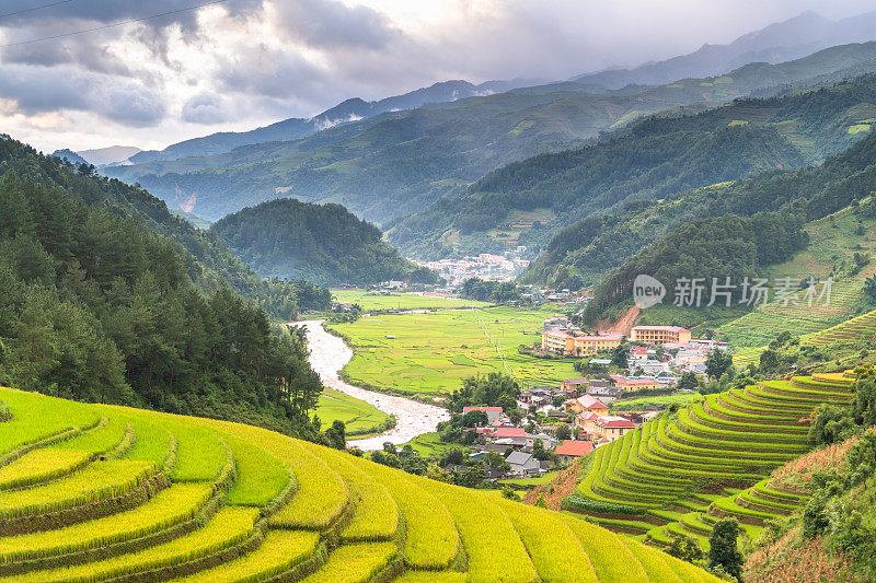 美丽的风景，绿色的稻田准备在越南西北部的梯田日落山在木仓寨，Yen Bai，越南